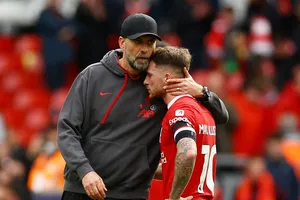 Liverpool và Arsenal trao cờ cho Man City