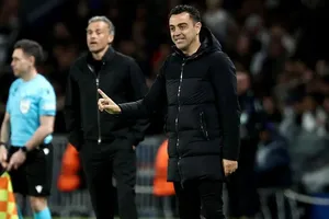 Sốc: HLV Enrique muốn tái xuất Barca thay thế Xavi