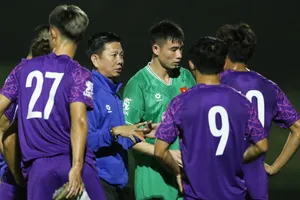 HLV Hoàng Anh Tuấn giải bài toán khó Uzbekistan