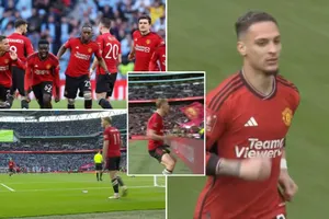 Sao Man United ‘làm màu’ trong chiến thắng may mắn