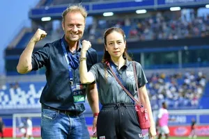 Thay thế Kiatisak ngồi ghế nóng, HLV Polking trụ được bao lâu ở CAHN?