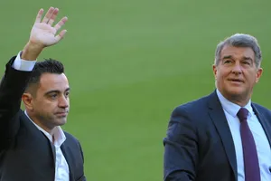 Barca bất ngờ sa thải HLV Xavi