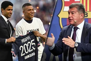 Mbappe gây thù chuốc oán với PSG và Barca
