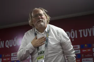 Sốc: HLV của Philippines bị cổ động viên Indonesia tấn công