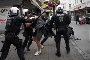 Cổ động viên Anh ẩu đả kinh hoàng, 7 người Serbia bị bắt giữ 