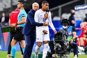 HLV Deschamps: ‘Cái mũi của Mbappe không ổn chút nào’