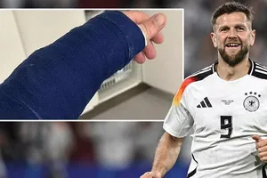 Người hâm mộ bị tuyển thủ Đức sút bóng làm gãy tay