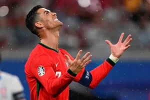 HLV của Bồ Đào Nha tức giận đáp trả những câu hỏi khó về Ronaldo
