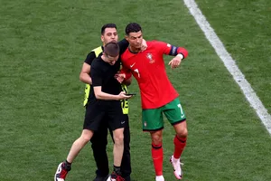 HLV Martinez lo sợ Ronaldo bị tấn công