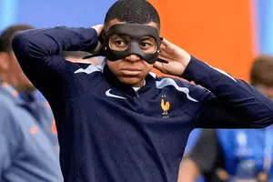 Mbappe đeo mặt nạ ra sân ghi 2 bàn và 2 kiến tạo