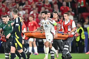 Cảm động nghĩa cử của cầu thủ Hungary khi đồng đội bị gãy nhiều xương mặt 