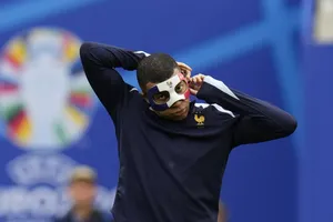 Mbappe đeo mặt nạ xuất trận từ đầu cho đội tuyển Pháp