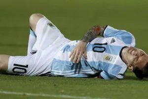 Messi nói gì khi bị chấn thương trong chiến thắng khó của Argentina?
