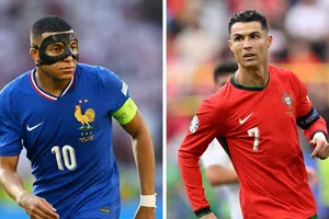 Đội trưởng Mbappe đụng độ nảy lửa với thần tượng Ronaldo 