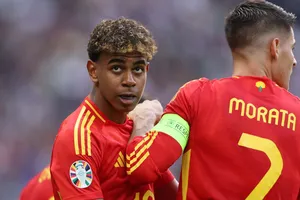 Yamal nói sốc về đội hình Tây Ban Nha ‘toàn trẻ con’