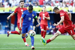 HLV Deschamps bênh vực cho màn trình diễn kém cỏi của đội trưởng Mbappe