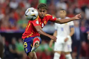 Yamal nói gì sau những lời tụng ca chân sút 16 tuổi xuất sắc nhất thế giới?