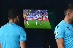 HLV Ronald Koeman: ‘VAR phá vỡ bóng đá, gây bất công cho tuyển Hà Lan’
