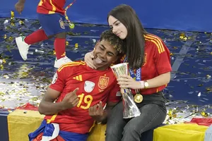 Cha của Yamal gây sốc với dự báo con trai giỏi hơn Messi