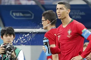 Tại sao Ronaldo, Mbappe hay nhổ nước bọt trên sân?