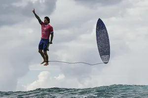 Bức ảnh tuyệt đẹp chụp VĐV Olympic Paris 2024 bay lên trời gây bão mạng xã hội