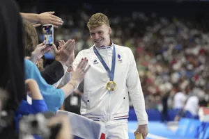Truyền nhân của Michael Phelps gây náo loạn Olympic Paris 2024