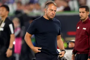 HLV Flick bắt chước huyền thoại Ronaldo làm điều bí mật cho Barca