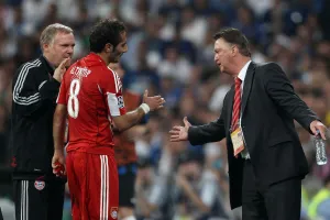 Bayern Munich bất ngờ mời HLV Louis van Gaal 