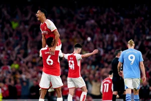 Man City và Arsenal tranh vô địch Premier League, bất an Man United 