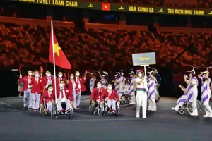 Lê Văn Công và Tuyết Loan cầm cờ Lễ khai mạc, Việt Nam chờ huy chương Paralympic Paris 2024