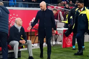 HLV Ten Hag 'ganh tị' với đồng nghiệp Slot của Liverpool