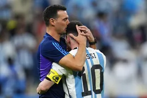 HLV Scaloni giải thích lý do không gọi siêu sao Messi lên tuyển