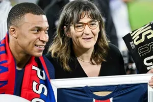 Mẹ của tiền đạo Mbappe đòi nợ PSG 