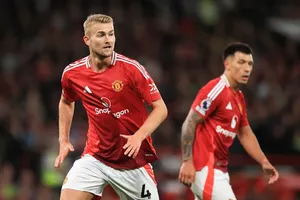Trung vệ của Man United bị tấn công