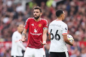 HLV Ten Hag bị yêu cầu tước băng đội trưởng của Bruno trao cho Mainoo