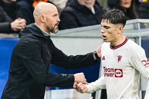 HLV Ten Hag trừng phạt Garnacho vì 'like' bài chỉ trích của Ronaldo? 