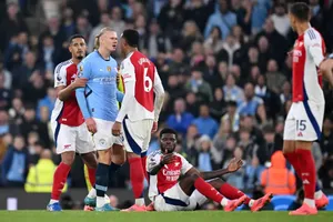 Kẻ cười, người giận với pha ném bóng của Haaland vào đầu Gabriel