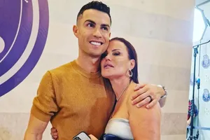 Chị gái của Cristiano Ronaldo trả đũa người dám chê em trai mình