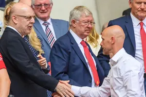 Man United họp khẩn trong khi HLV Ten Hag đi nghỉ mát