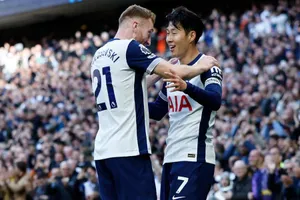 Tottenham thừa thắng xông lên vùi dập Alkmaar