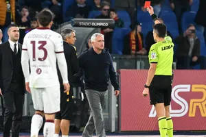 Lại bị trọng tài đuổi khỏi sân, HLV Jose Mourinho châm biếm sâu cay 