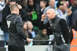 Đối diện nguy cơ bị sa thải, HLV Ten Hag giận dữ chỉ trích VAR