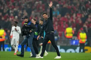 HLV Xabi Alonso đau đớn ở Anfield