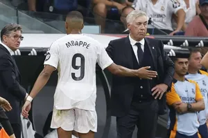 HLV Carlo Ancelotti đau đầu với Mbappe và đồng đội 