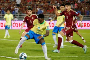 Thiếu tự tin, chủ nhà Brazil chia điểm Uruguay