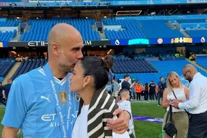 HLV Pep Guardiola có 1 không 2 ở Anh