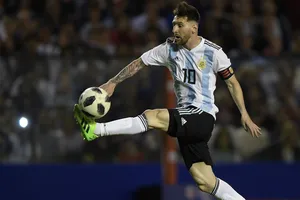 Siêu sao Messi lại san bằng kỷ lục ở tuyển Argentina