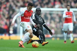 Arsenal cần bỏ Sterling để mang về tiền vệ Kante