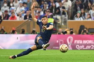Benzema có mối thâm thù với đàn em Mbappe