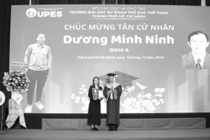 Xúc động vợ của cố HLV Dương Minh Ninh nhận bằng Cử nhân thay cho chồng